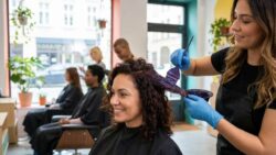 Goodbye to Hair Dyes: Natural Grey Hair Coverage Techniques Suddenly Gaining Widespread Attention